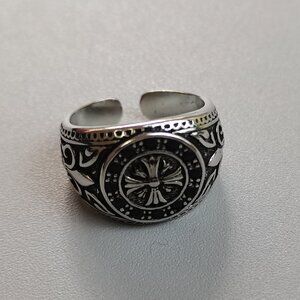 Nearly new women's classic vintage style rings